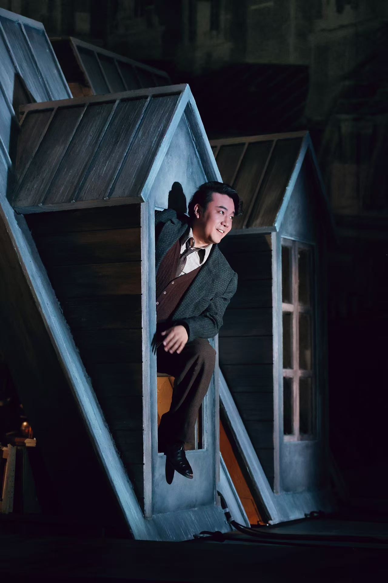 Long Long on stage 1