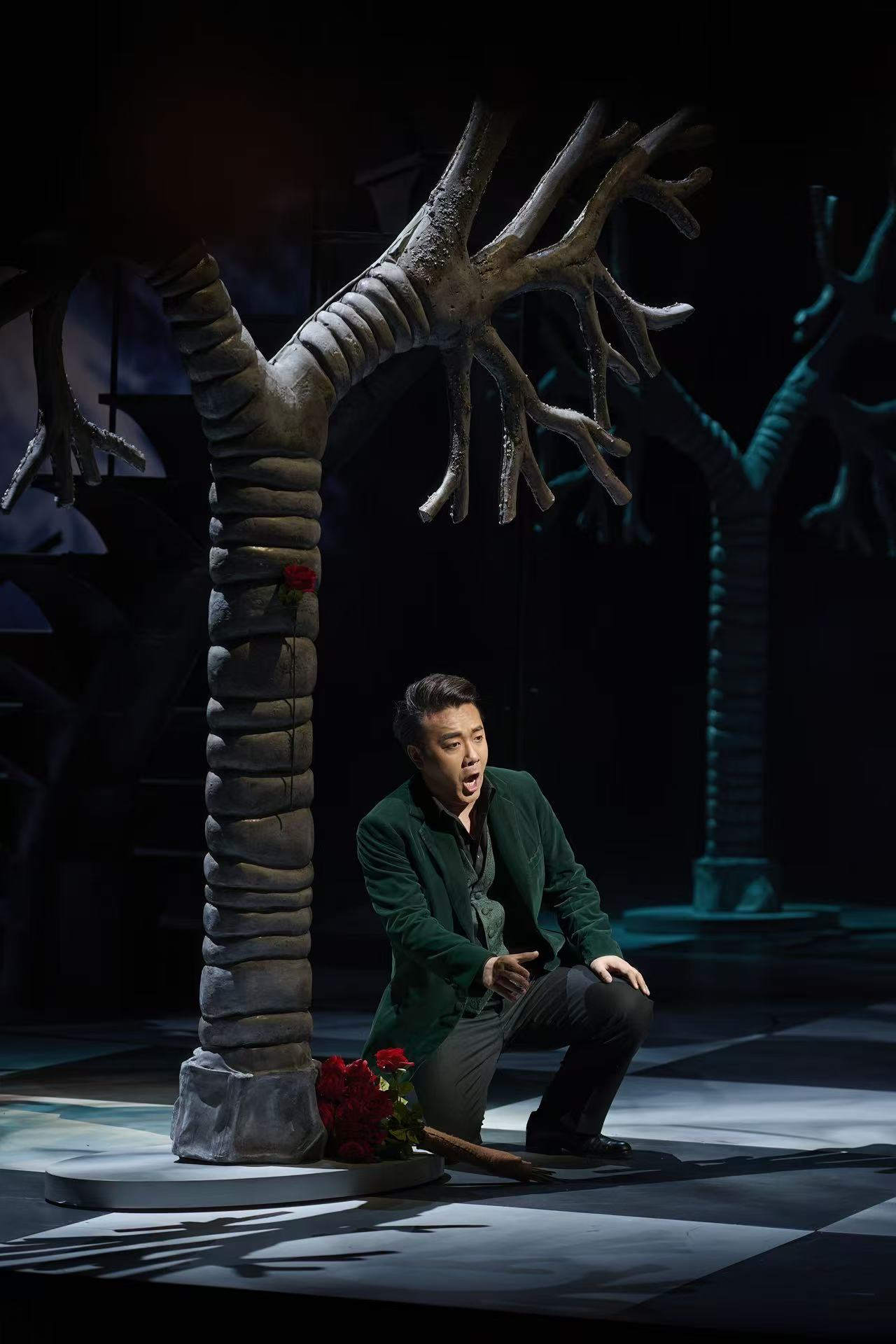 Long Long on stage 9