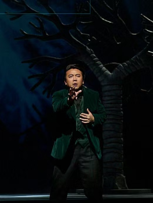 Long Long on stage 13