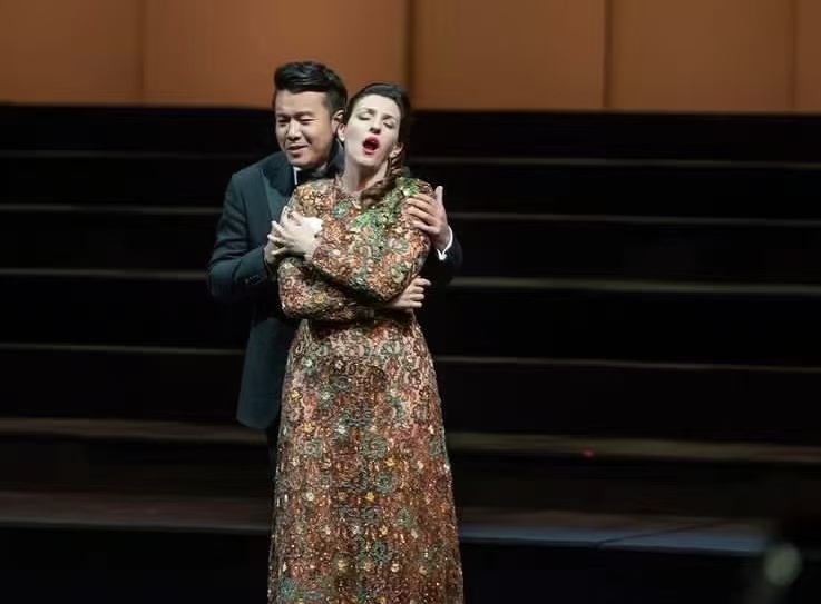 Long Long on stage 18